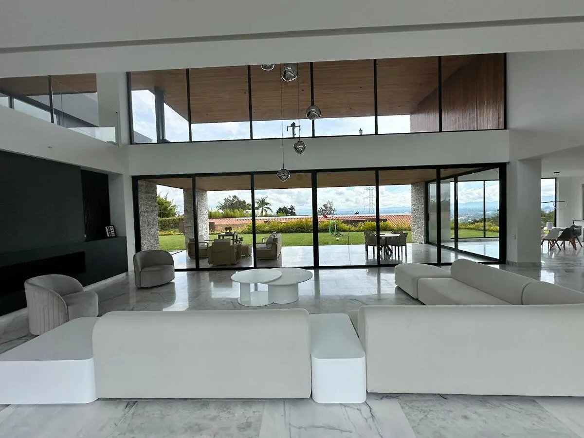 Casa En Rionegro, A Pocos Minutos Del Aeropuerto Villa Colombia