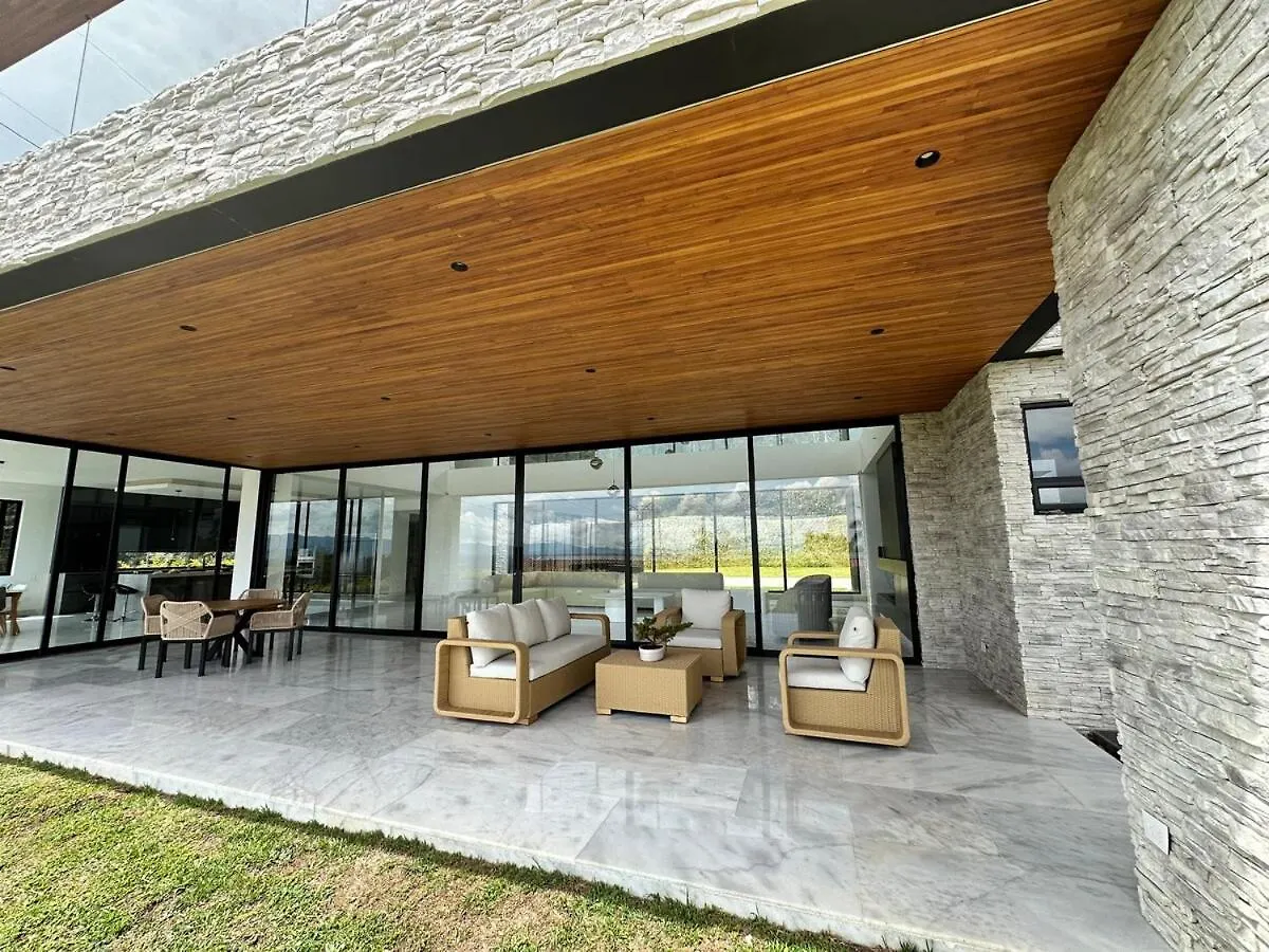 Casa En Rionegro, A Pocos Minutos Del Aeropuerto Villa